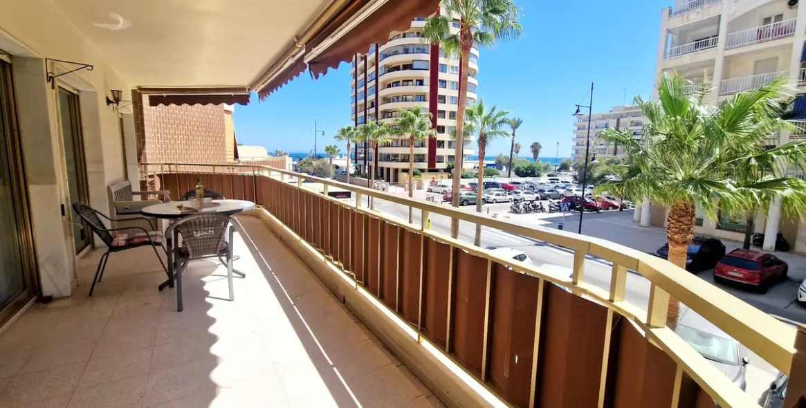 Sale of middle floor apartment in Fuengirola 1