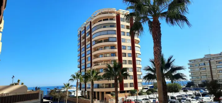 Sale of middle floor apartment in Fuengirola 1