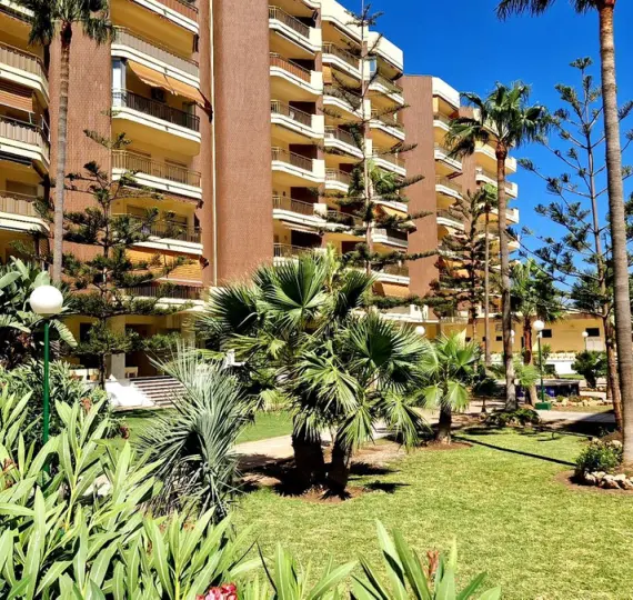 Sale of middle floor apartment in Fuengirola