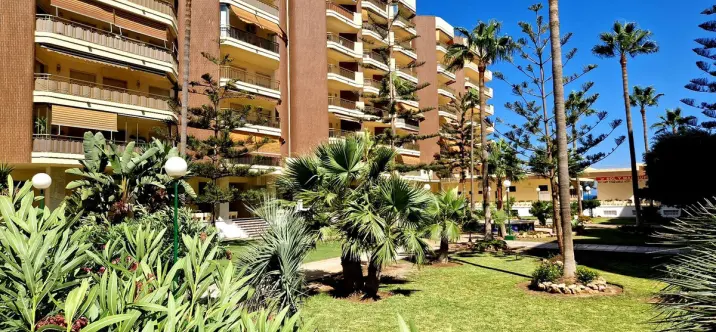 Sale of middle floor apartment in Fuengirola 2