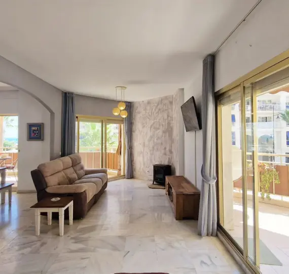 Sale of middle floor apartment in Fuengirola