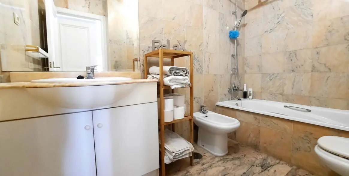 Sale of middle floor apartment in Fuengirola 11