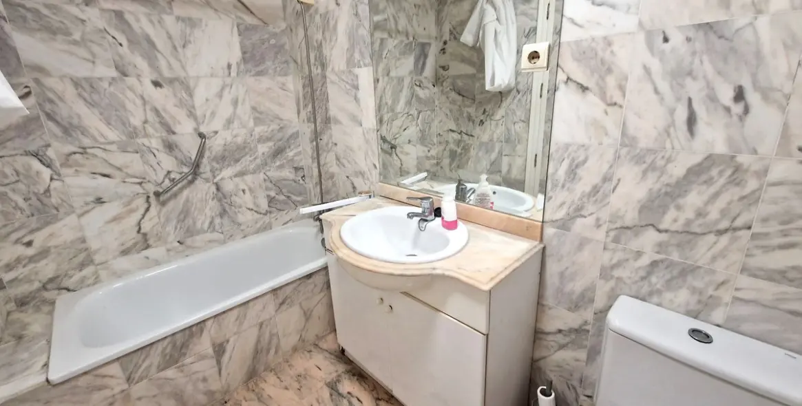 Sale of middle floor apartment in Fuengirola 12