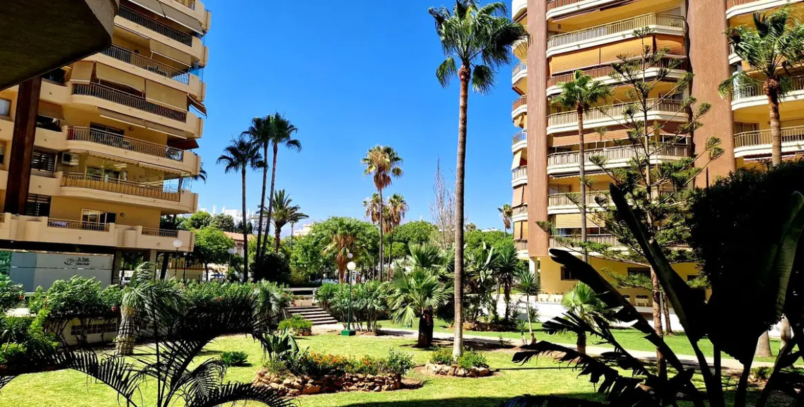 Sale of middle floor apartment in Fuengirola 17