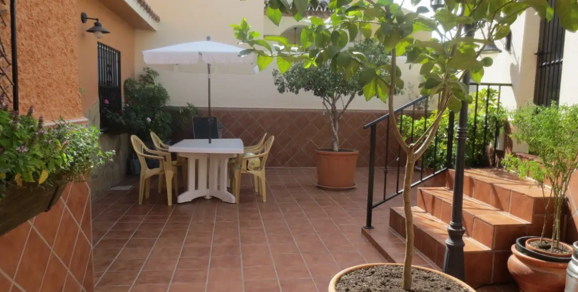 Продажа дома на две семьи в El Coto 1