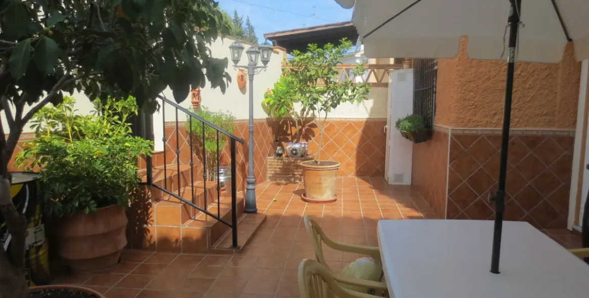 Продажа дома на две семьи в El Coto 2