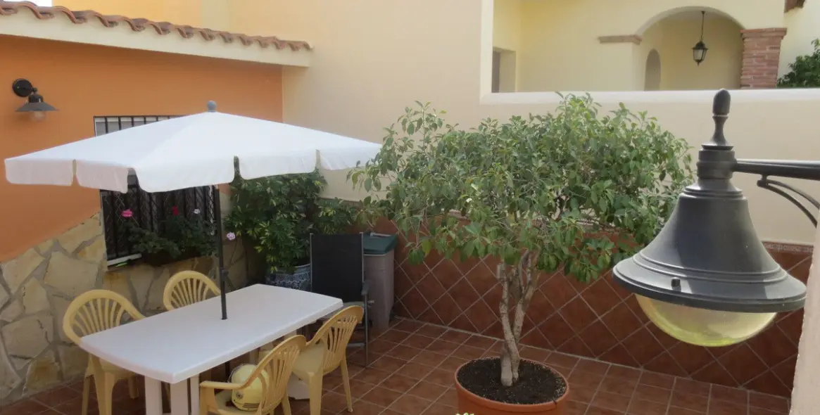 Продажа дома на две семьи в El Coto 4