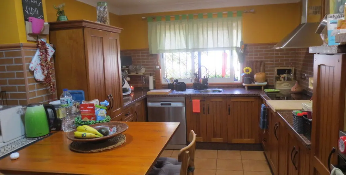 Продажа дома на две семьи в El Coto 9