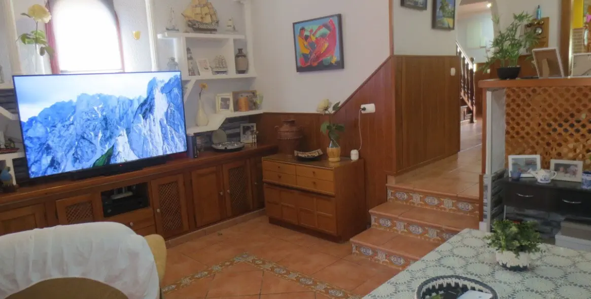 Продажа дома на две семьи в El Coto 15