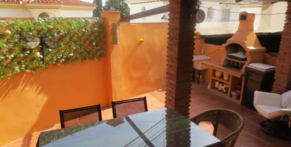 Продажа дома на две семьи в El Coto 17