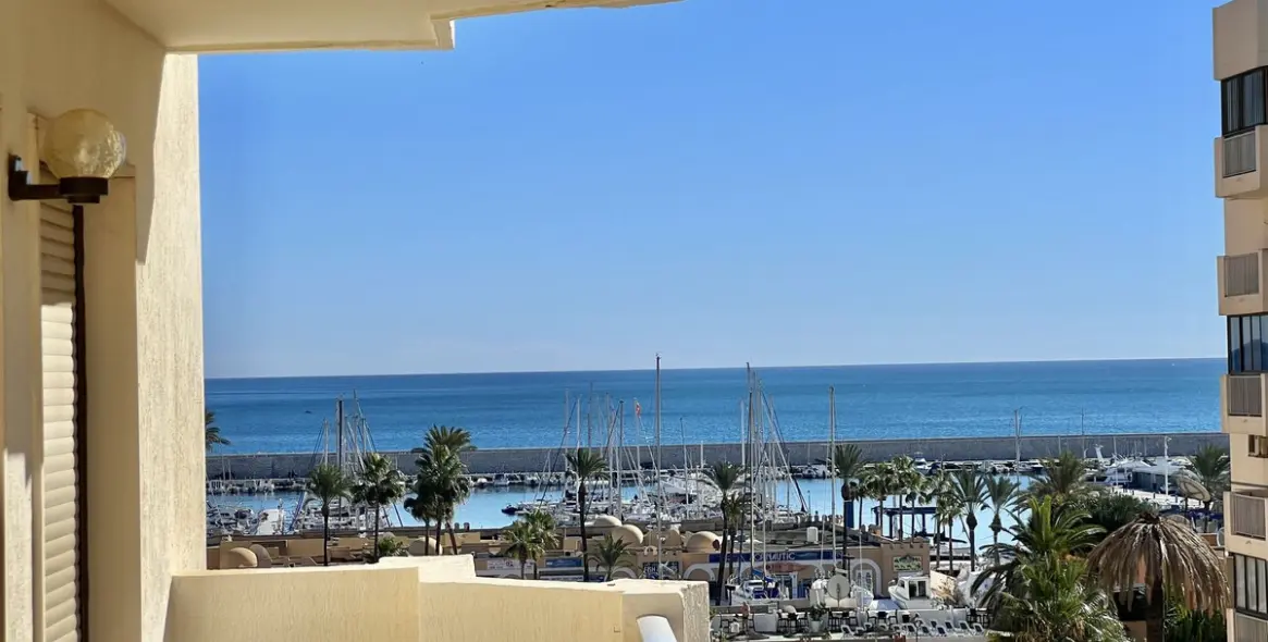 Sale of middle floor apartment in Fuengirola 1