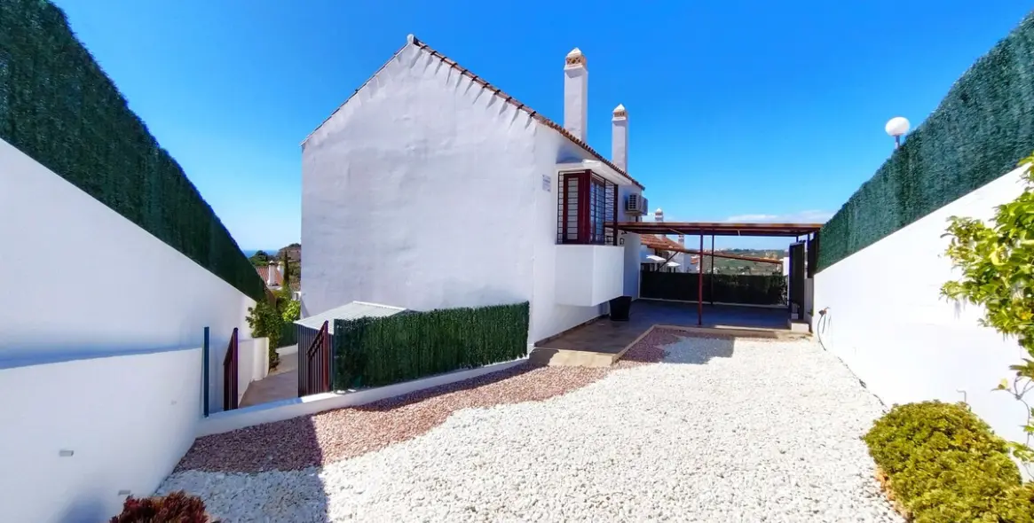 Sale of semi-detached house in Casares 12