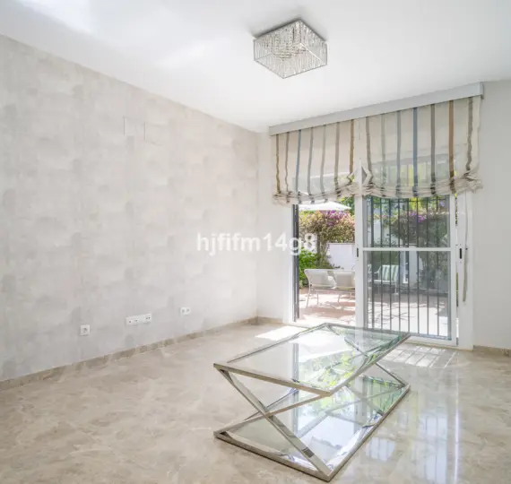 Venta de apartamento en planta baja en Nueva Andalucía