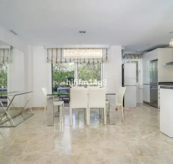 Venta de apartamento en planta baja en Nueva Andalucía