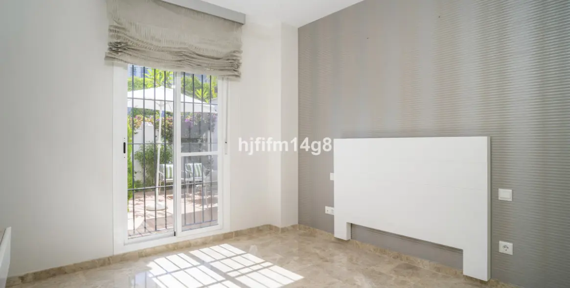 Sale of ground floor apartment in Nueva Andalucía 12