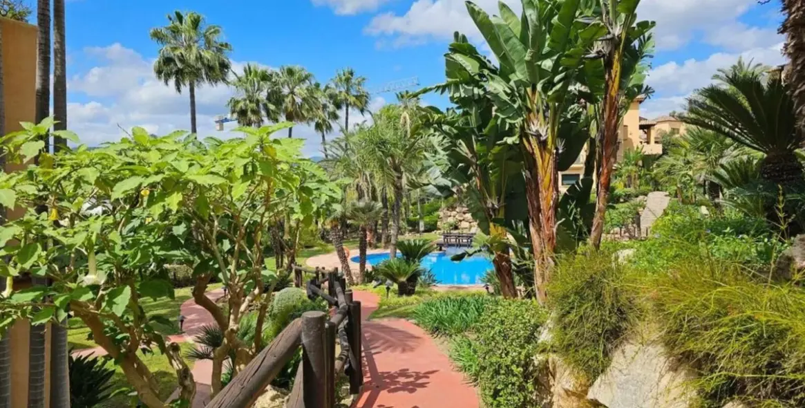 Sale of middle floor apartment in New Golden Mile 13