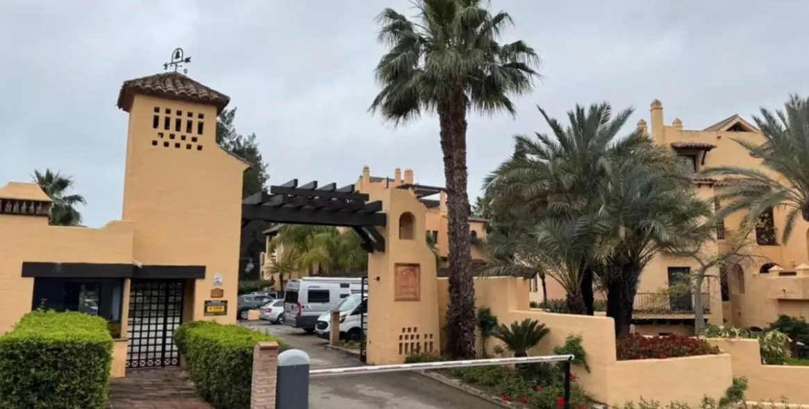 Sale of middle floor apartment in New Golden Mile 15