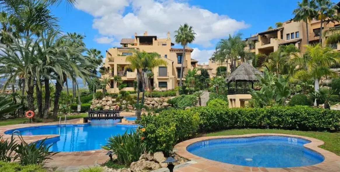 Sale of middle floor apartment in New Golden Mile 17