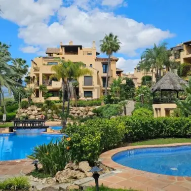 Sale of middle floor apartment in El Paraiso