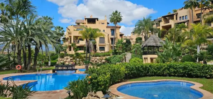 Sale of middle floor apartment in El Paraiso 0