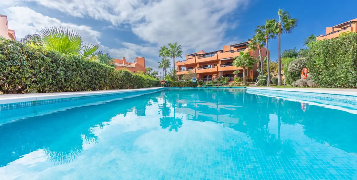 Продажа апартаментов на первом этаже в Estepona 2