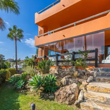 Продажа апартаментов на первом этаже в Estepona