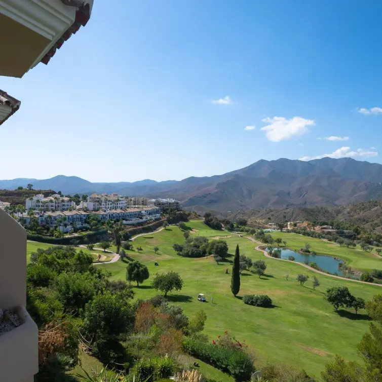 Продажа двухуровневых апартаментов в Alhaurín el Grande