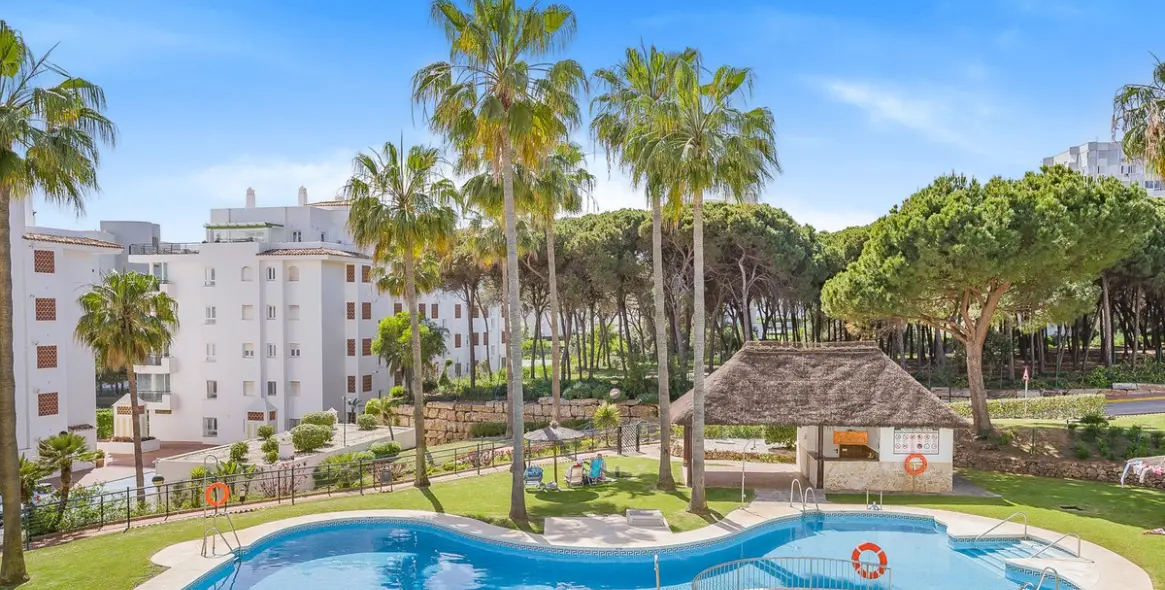 Sale of middle floor apartment in Calahonda 1