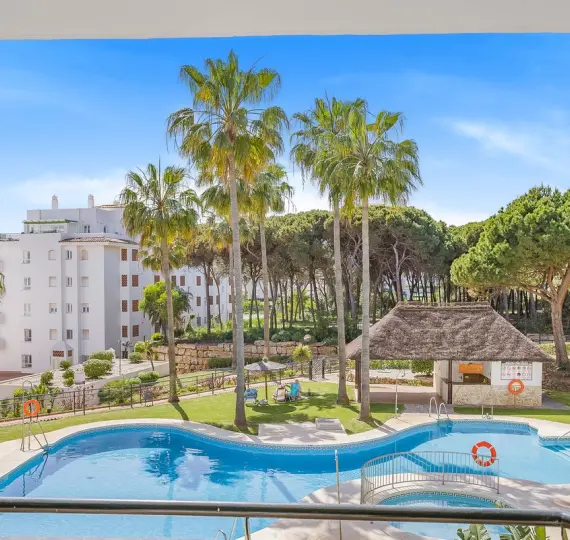 Sale of middle floor apartment in Calahonda