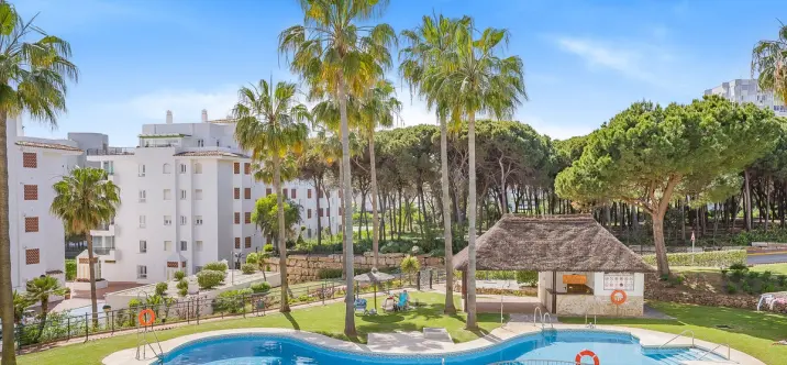 Sale of middle floor apartment in Calahonda 0