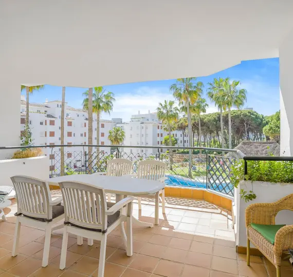 Sale of middle floor apartment in Calahonda