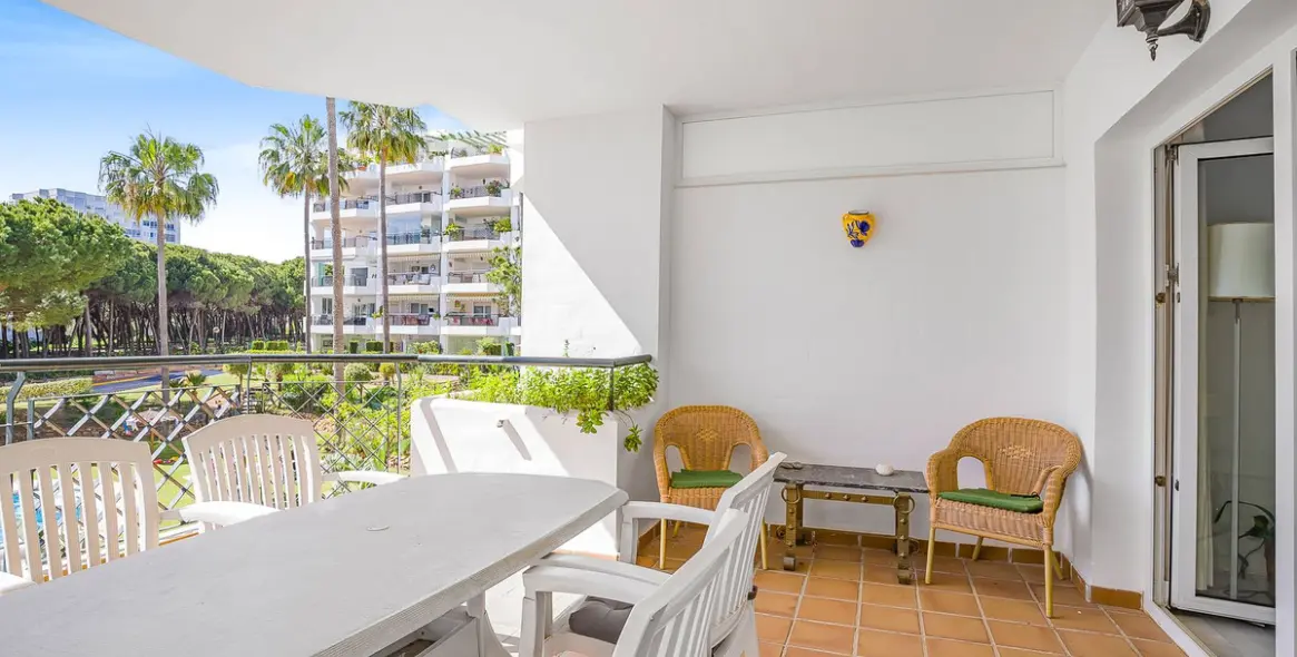 Sale of middle floor apartment in Calahonda 3