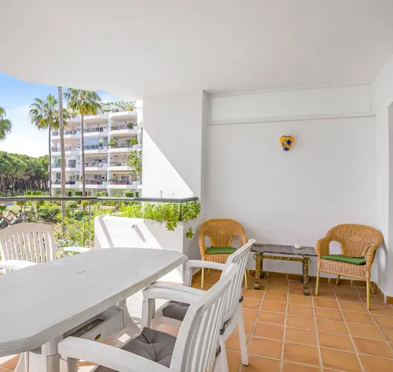 Sale of middle floor apartment in Calahonda