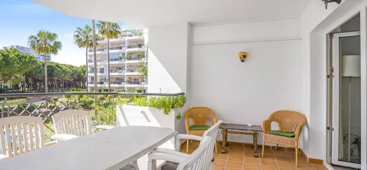 Sale of middle floor apartment in Calahonda 2
