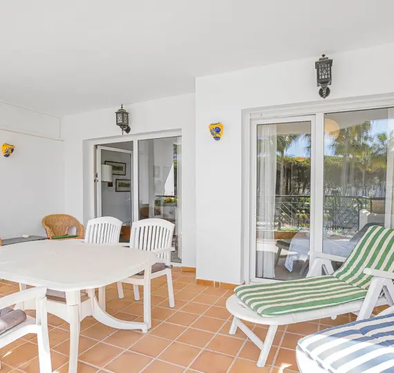 Sale of middle floor apartment in Calahonda