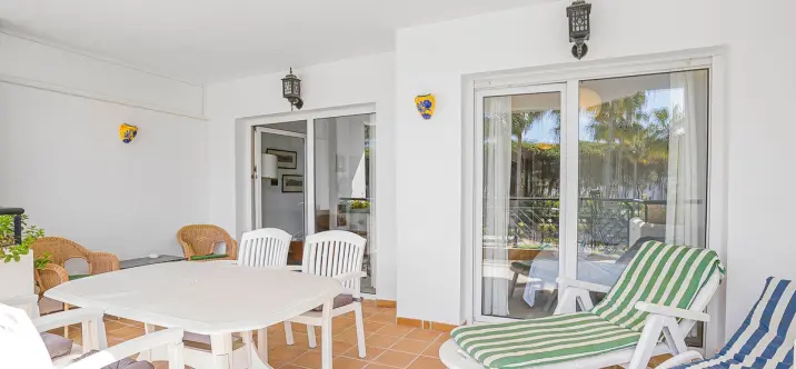 Sale of middle floor apartment in Calahonda 3