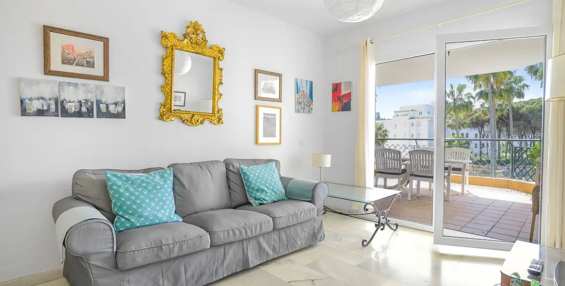 Sale of middle floor apartment in Calahonda 5