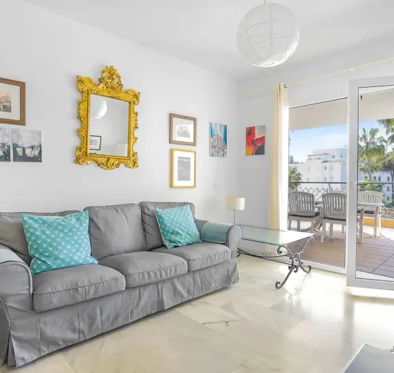 Sale of middle floor apartment in Calahonda