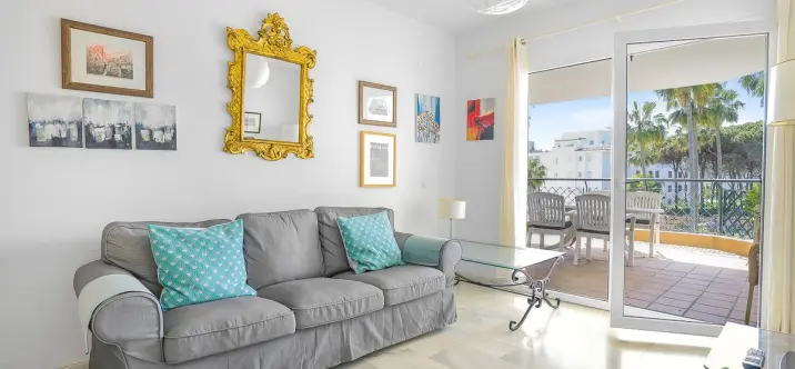 Sale of middle floor apartment in Calahonda 4