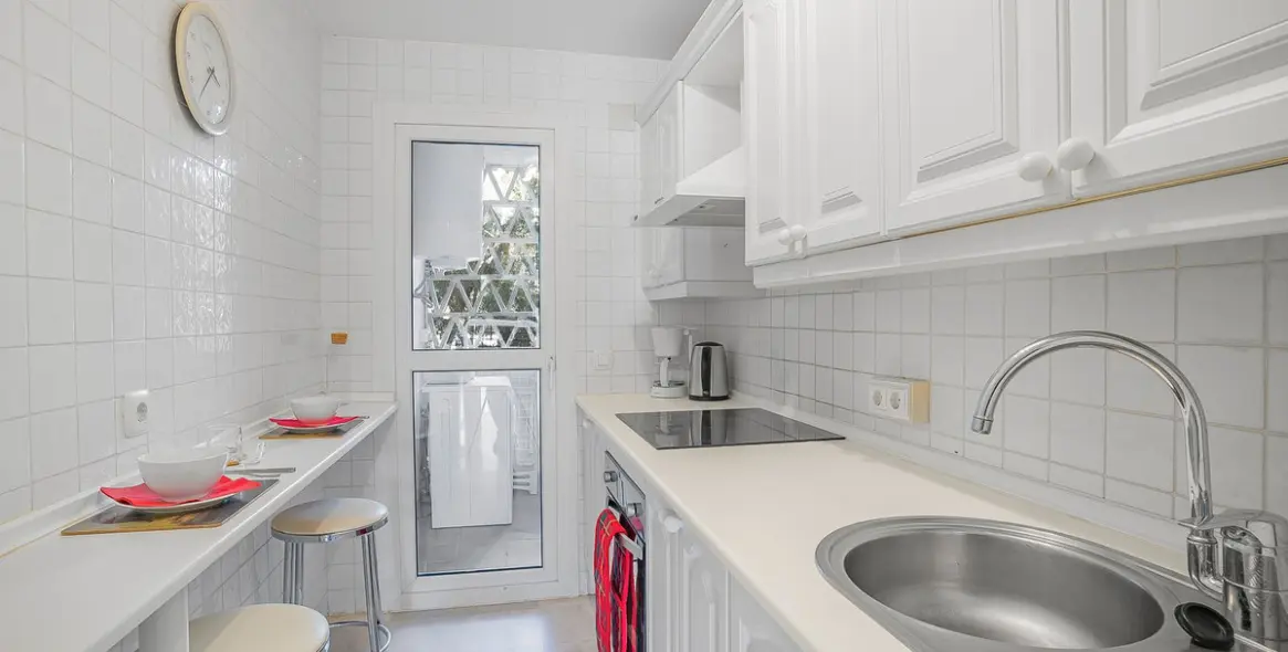 Sale of middle floor apartment in Calahonda 10