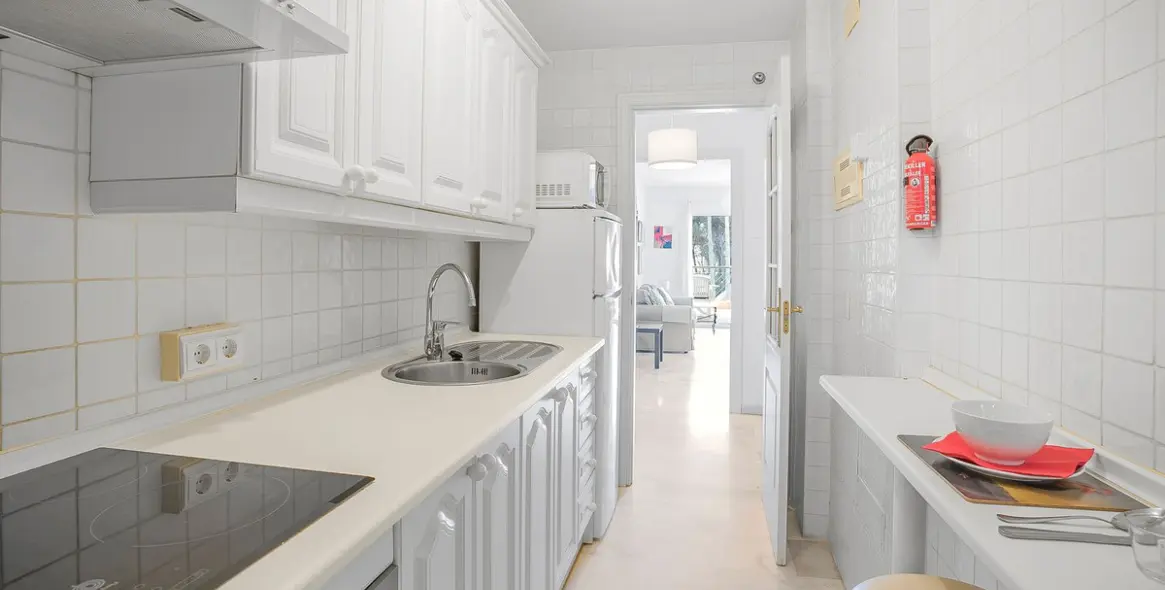 Sale of middle floor apartment in Calahonda 11