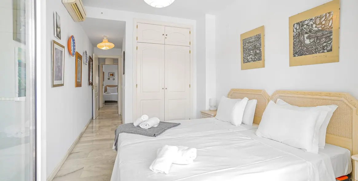 Sale of middle floor apartment in Calahonda 12