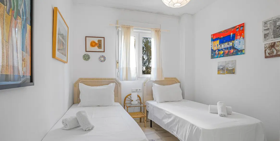 Sale of middle floor apartment in Calahonda 13