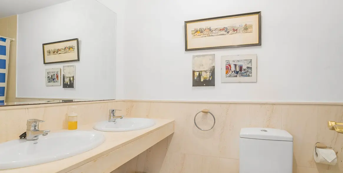 Sale of middle floor apartment in Calahonda 17