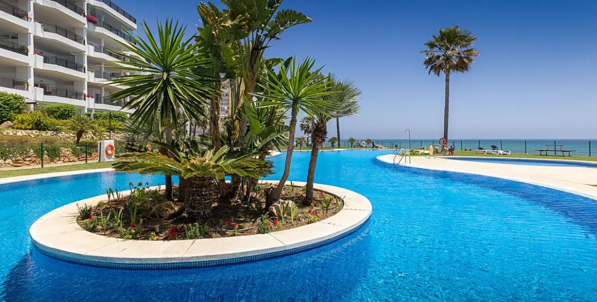 Venta de apartamento en planta media en Calahonda 21