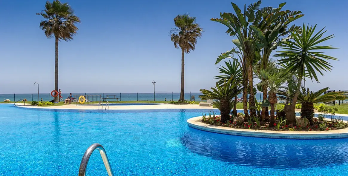 Venta de apartamento en planta media en Calahonda 22