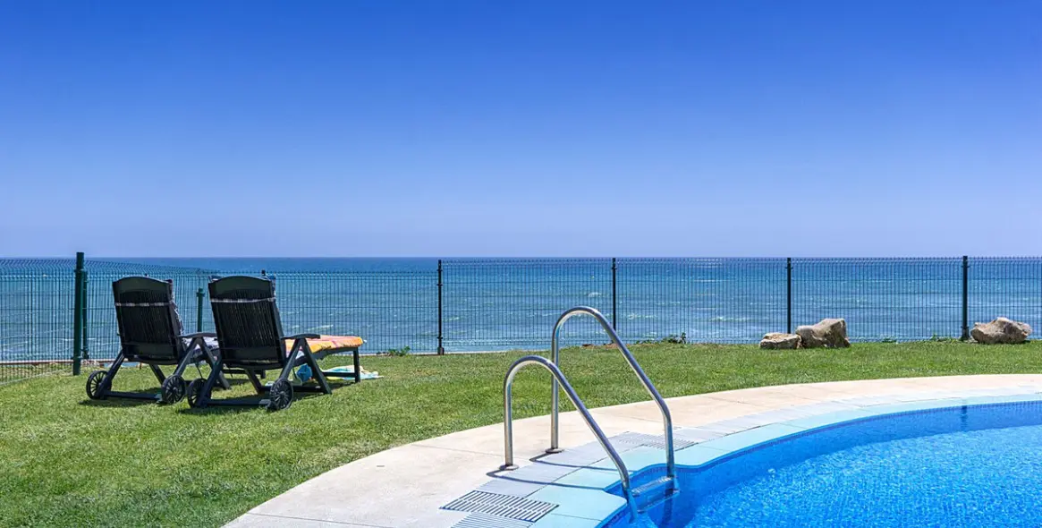 Venta de apartamento en planta media en Calahonda 23