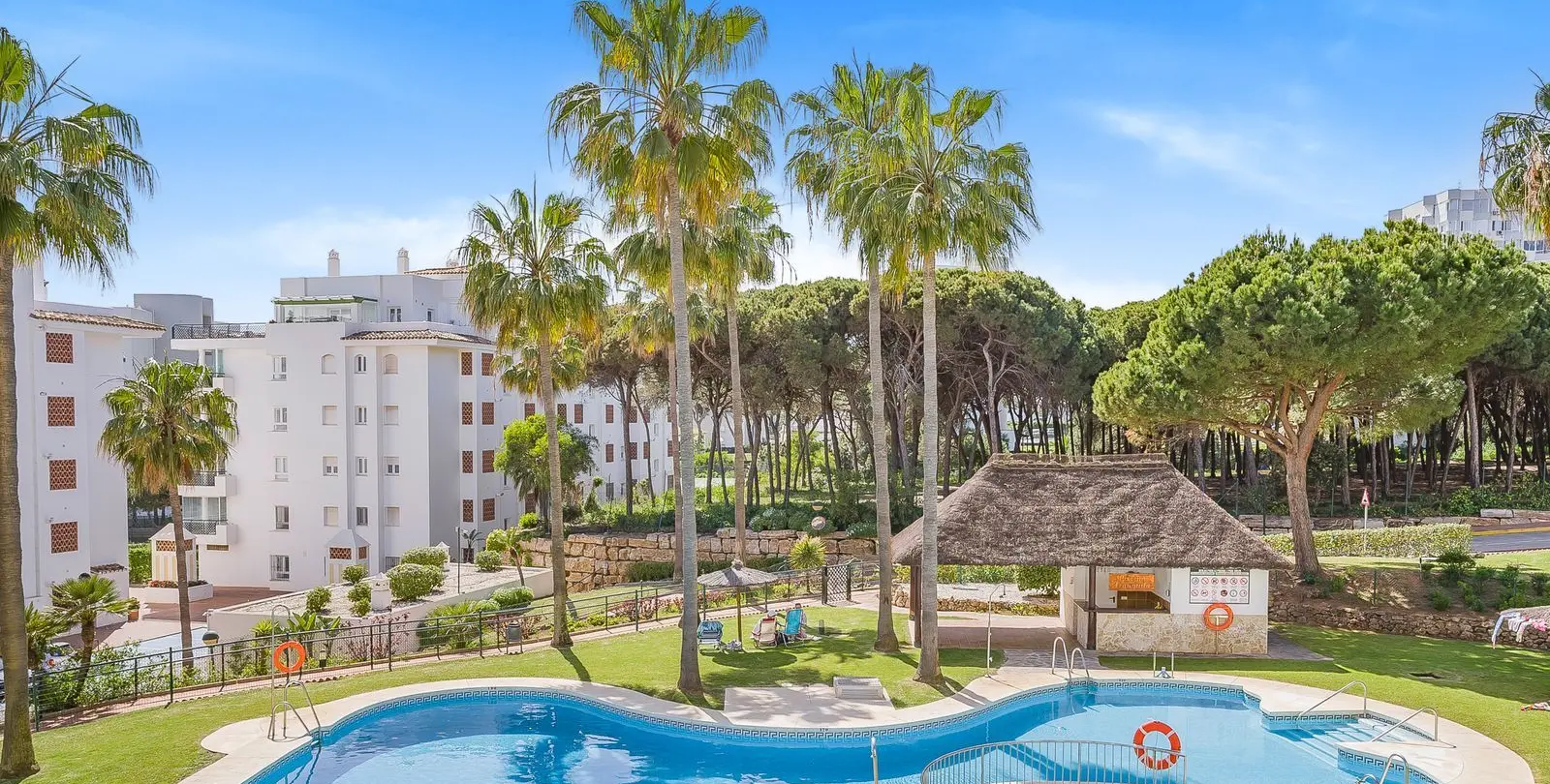 Venta de apartamento en planta media en Calahonda 1