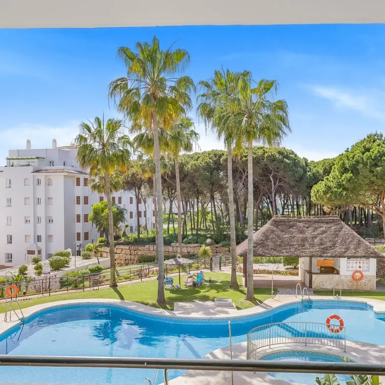 Sale of middle floor apartment in Calahonda
