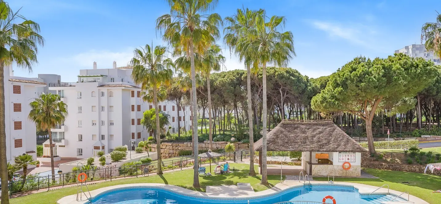 Sale of middle floor apartment in Calahonda 0